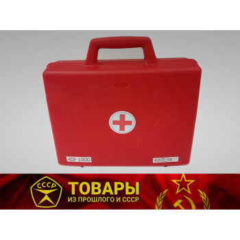 Чемодан красный пластиковый 